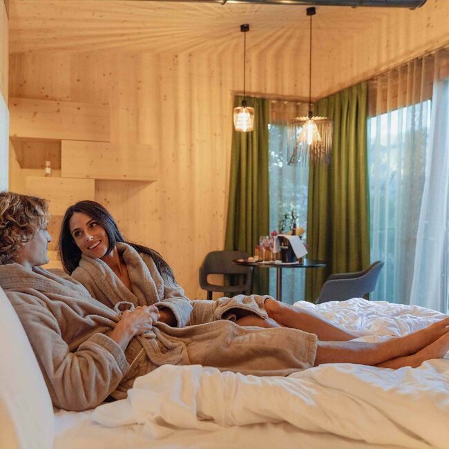 Weekend romantico sul Lago di Garda in Treelodgy con spa e colazione in suite